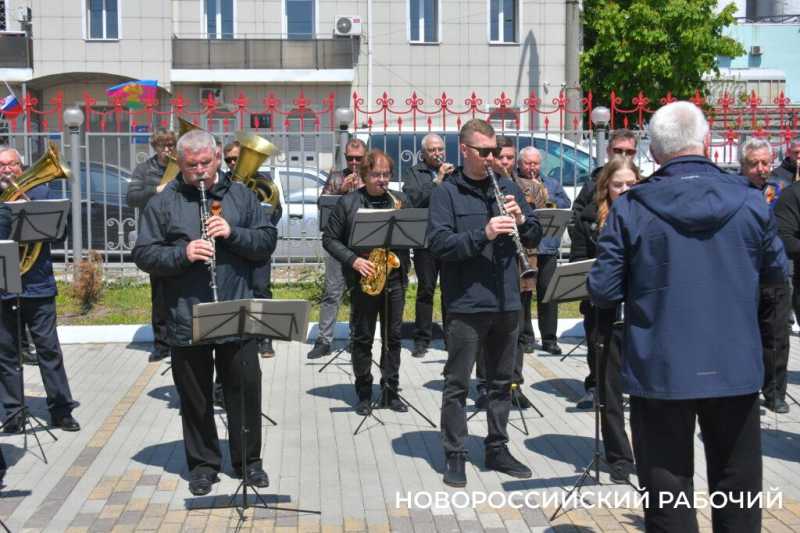В Новороссийск привезли частицу Вечного огня, взятого у Кремлевской стены. Фоторепортаж «НР»