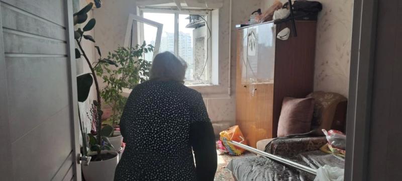 В Новороссийске через месяц после удара БПЛА убрали территорию МКД от обломков