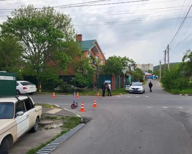 В Новороссийске девочки на электросамокате въехали в иномарку