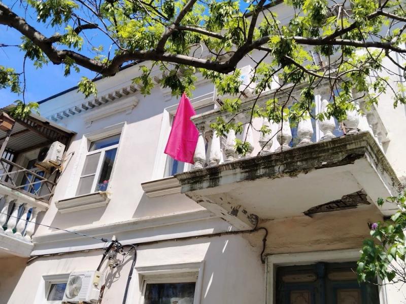 В Новороссийске горожане вывешивают на своих домах флаги Победы