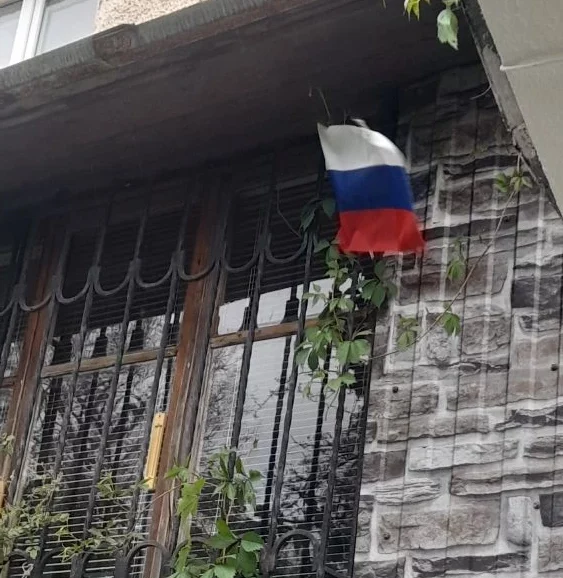 В Новороссийске горожане вывешивают на своих домах флаги Победы