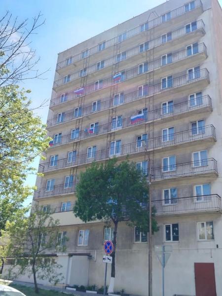 В Новороссийске горожане вывешивают на своих домах флаги Победы
