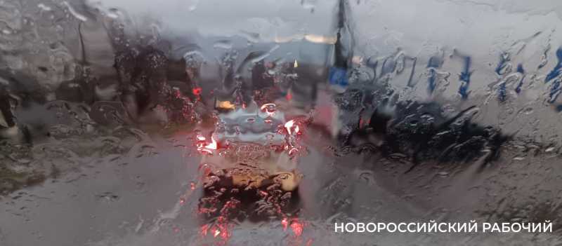 В Новороссийске гроза. И вообще дожди, кажется, надолго