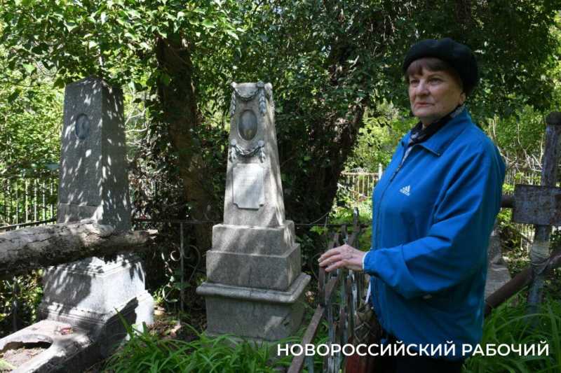 В Новороссийске оперативно убрали дерево, упавшее на могилу родителей Коккинаки