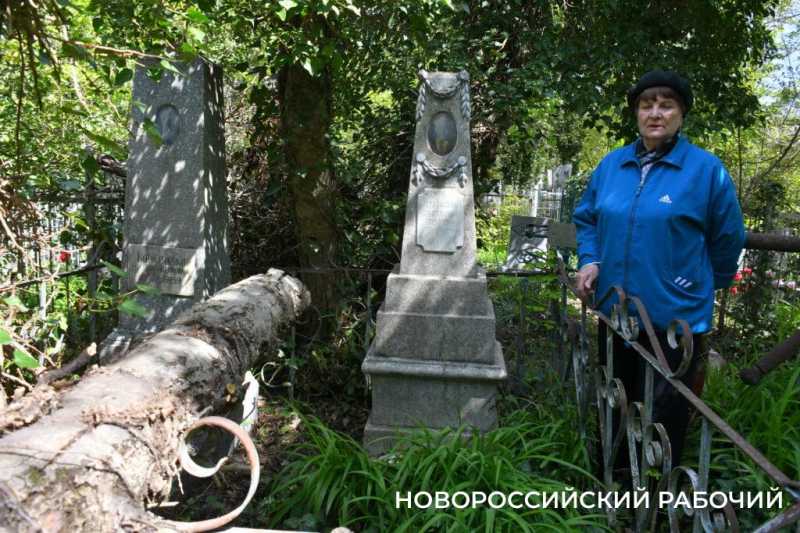 В Новороссийске оперативно убрали дерево, упавшее на могилу родителей Коккинаки