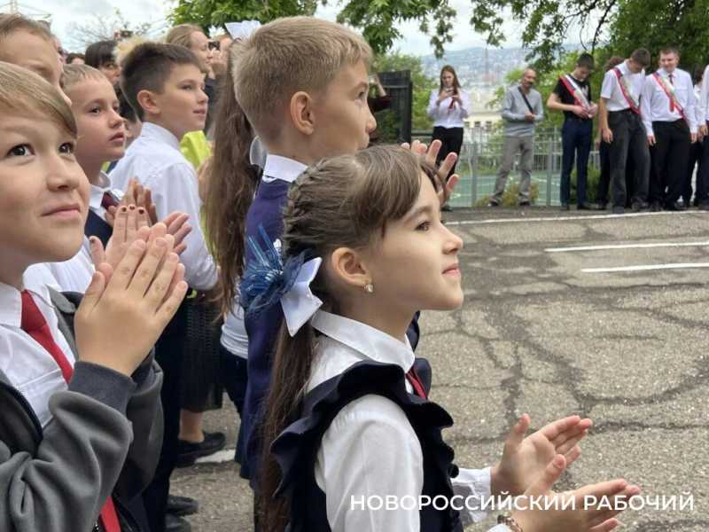 В Новороссийске отзвенел &laquo;Последний звонок&raquo;. Фоторепортаж &laquo;НР&raquo;