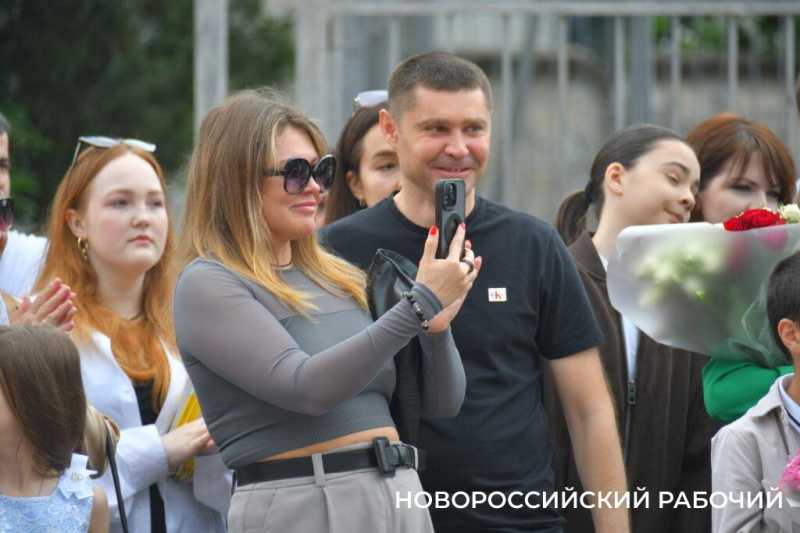 В Новороссийске отзвенел &laquo;Последний звонок&raquo;. Фоторепортаж &laquo;НР&raquo;