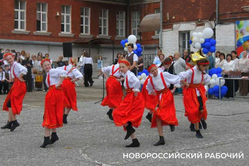 В Новороссийске отзвенел &laquo;Последний звонок&raquo;. Фоторепортаж &laquo;НР&raquo;
