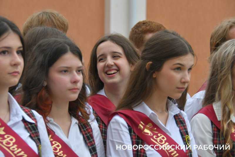 В Новороссийске отзвенел &laquo;Последний звонок&raquo;. Фоторепортаж &laquo;НР&raquo;