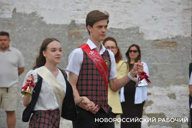 В Новороссийске отзвенел &laquo;Последний звонок&raquo;. Фоторепортаж &laquo;НР&raquo;