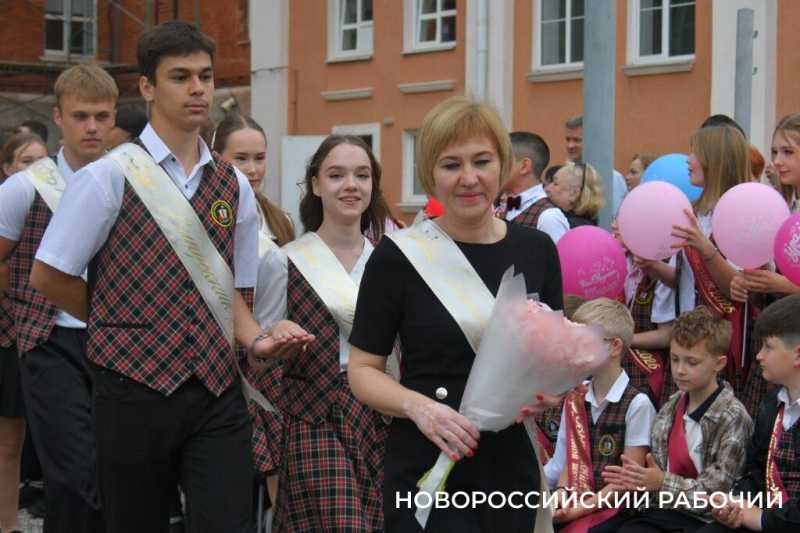 В Новороссийске отзвенел &laquo;Последний звонок&raquo;. Фоторепортаж &laquo;НР&raquo;