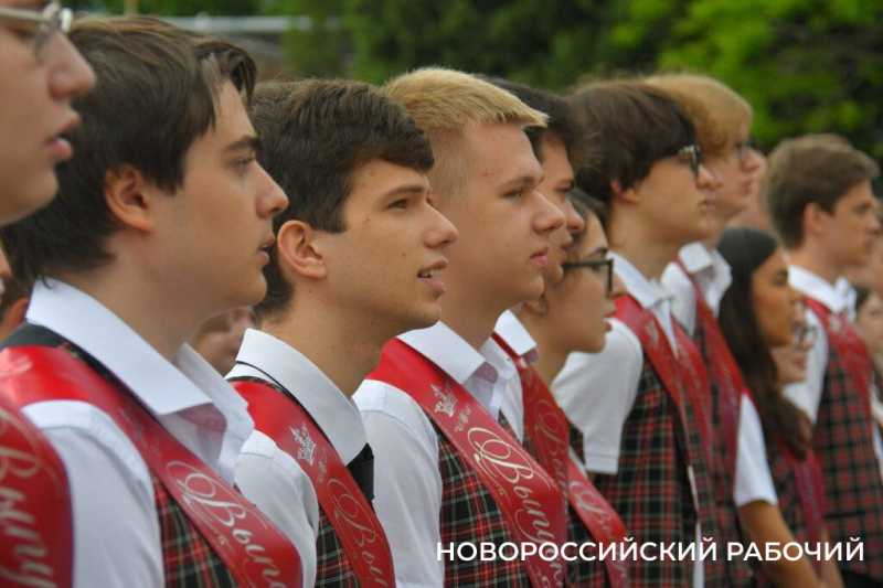 В Новороссийске отзвенел &laquo;Последний звонок&raquo;. Фоторепортаж &laquo;НР&raquo;