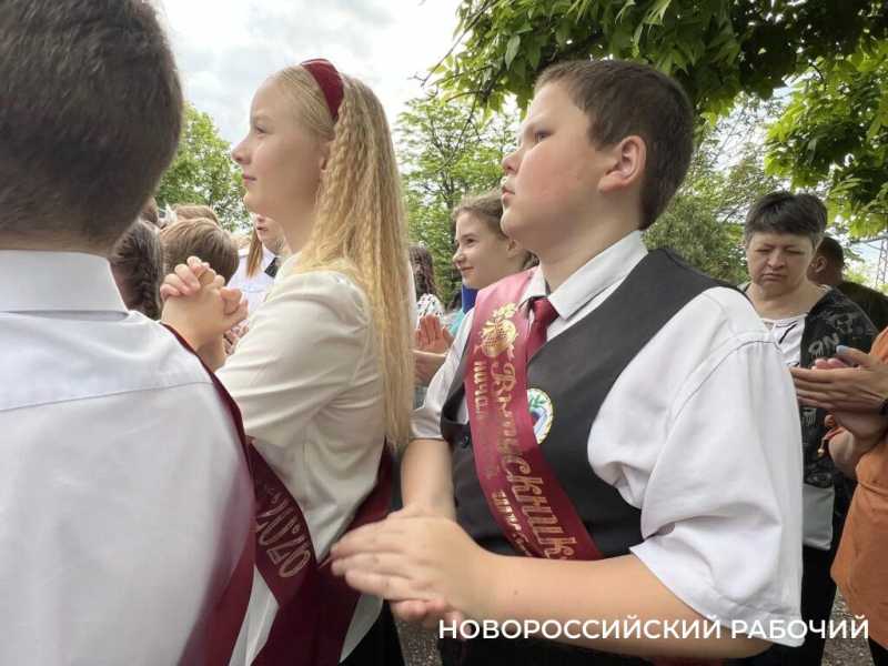 В Новороссийске отзвенел &laquo;Последний звонок&raquo;. Фоторепортаж &laquo;НР&raquo;