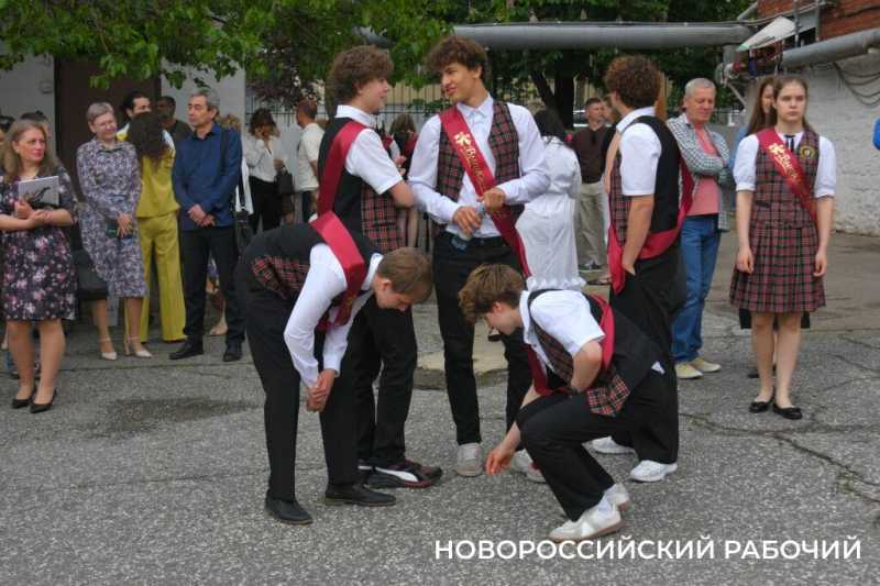 В Новороссийске отзвенел &laquo;Последний звонок&raquo;. Фоторепортаж &laquo;НР&raquo;