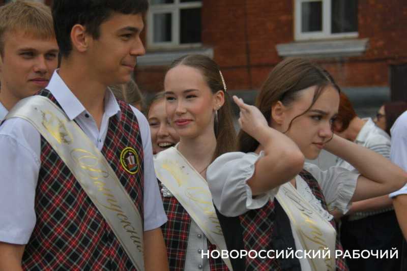 В Новороссийске отзвенел &laquo;Последний звонок&raquo;. Фоторепортаж &laquo;НР&raquo;
