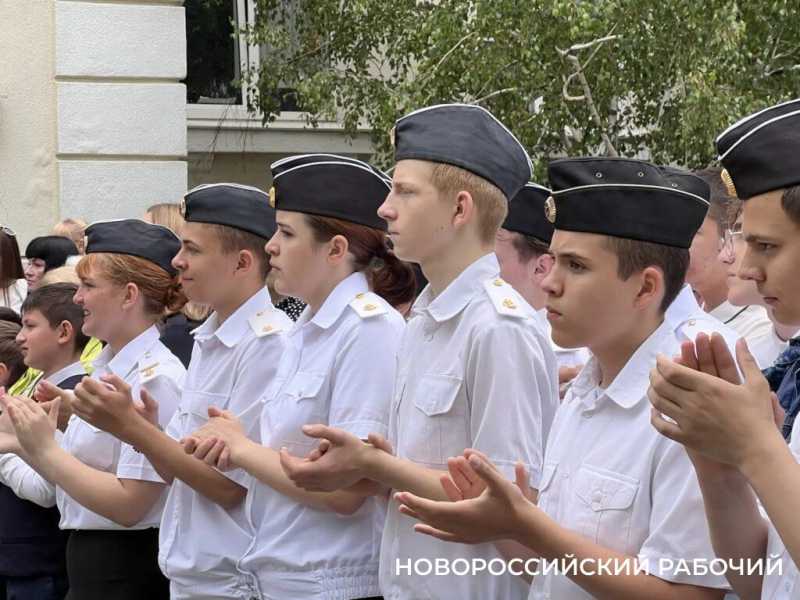 В Новороссийске отзвенел &laquo;Последний звонок&raquo;. Фоторепортаж &laquo;НР&raquo;