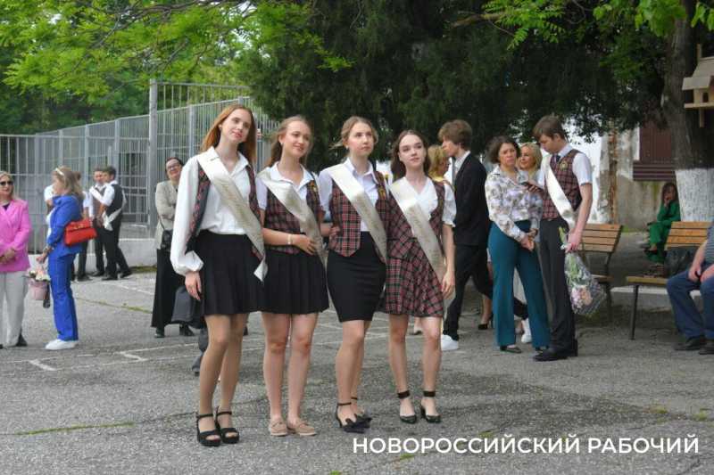 В Новороссийске отзвенел &laquo;Последний звонок&raquo;. Фоторепортаж &laquo;НР&raquo;