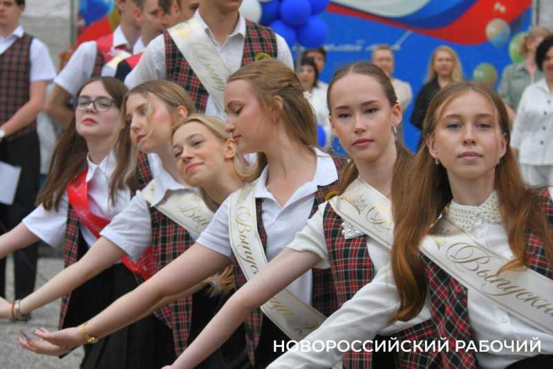 В Новороссийске отзвенел &laquo;Последний звонок&raquo;. Фоторепортаж &laquo;НР&raquo;