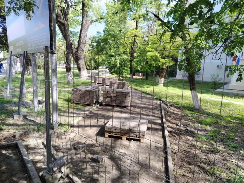 В Новороссийске при благоустройстве сквера Медиков техника деревья не трогает