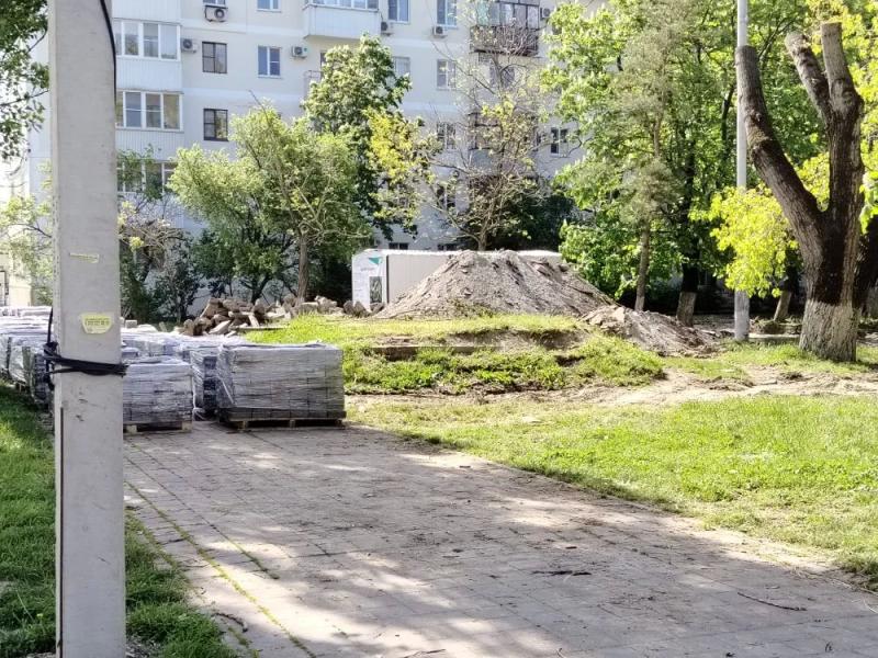 В Новороссийске при благоустройстве сквера Медиков техника деревья не трогает