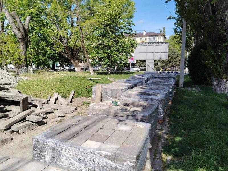 В Новороссийске при благоустройстве сквера Медиков техника деревья не трогает