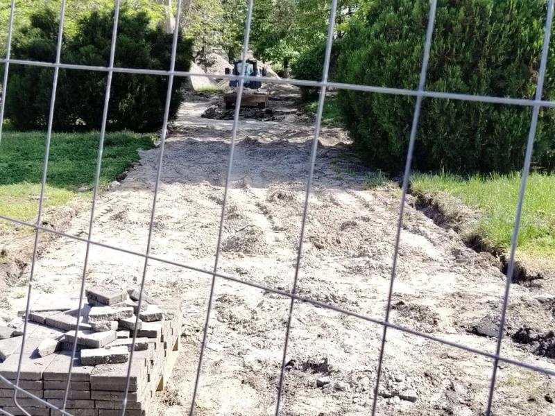 В Новороссийске при благоустройстве сквера Медиков техника деревья не трогает