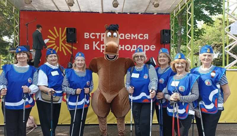 Верной дорогой в активное долголетие: &laquo;серебряные&raquo; волонтеры Новороссийска приняли участие в краевом Марафоне северной ходьбы