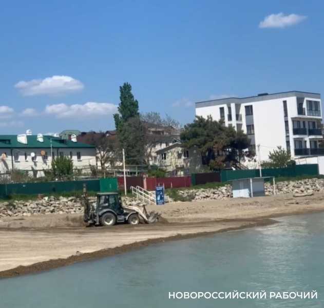 &laquo;Вначале очистить, а потом ровнять!&raquo; По пляжу в пригороде Новороссийска прошелся трактор