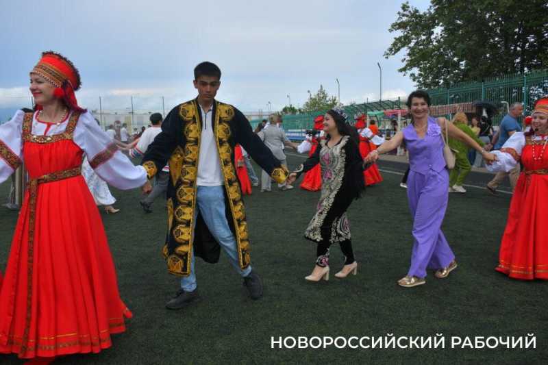 120 килограммов плова приготовили в Новороссийске на празднике в честь Дня России