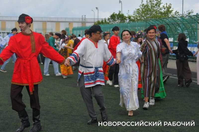 120 килограммов плова приготовили в Новороссийске на празднике в честь Дня России