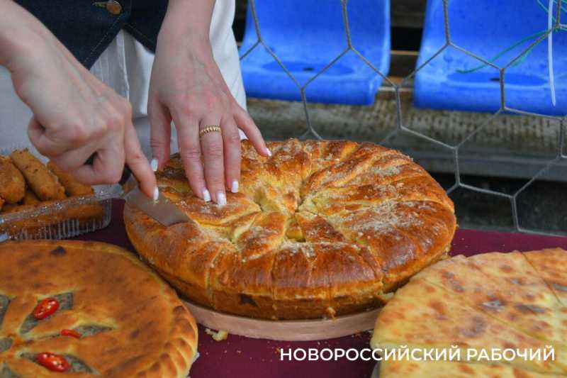 120 килограммов плова приготовили в Новороссийске на празднике в честь Дня России