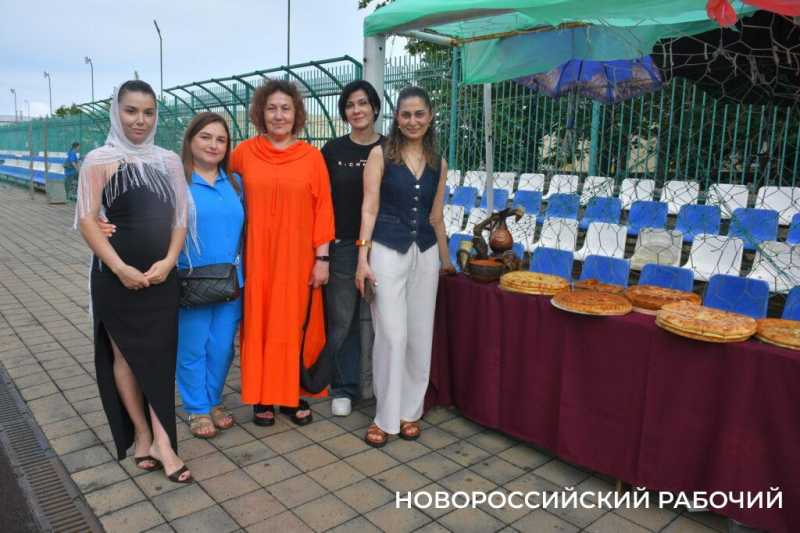 120 килограммов плова приготовили в Новороссийске на празднике в честь Дня России