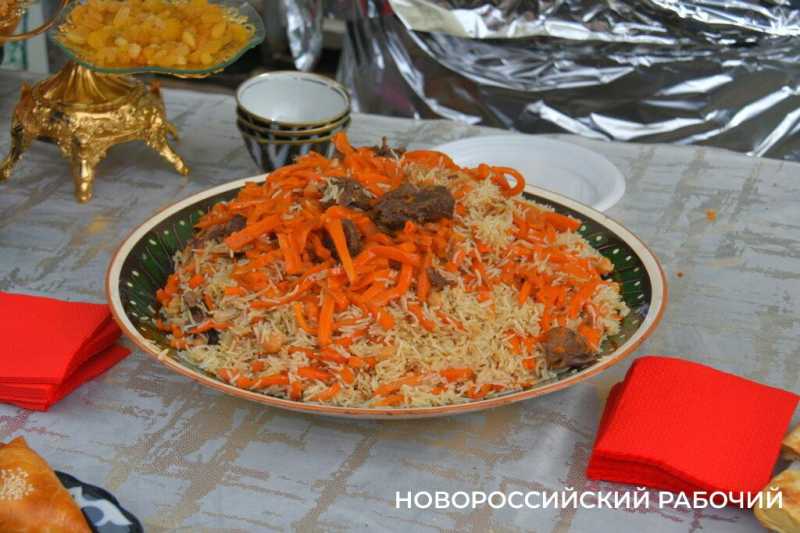 120 килограммов плова приготовили в Новороссийске на празднике в честь Дня России
