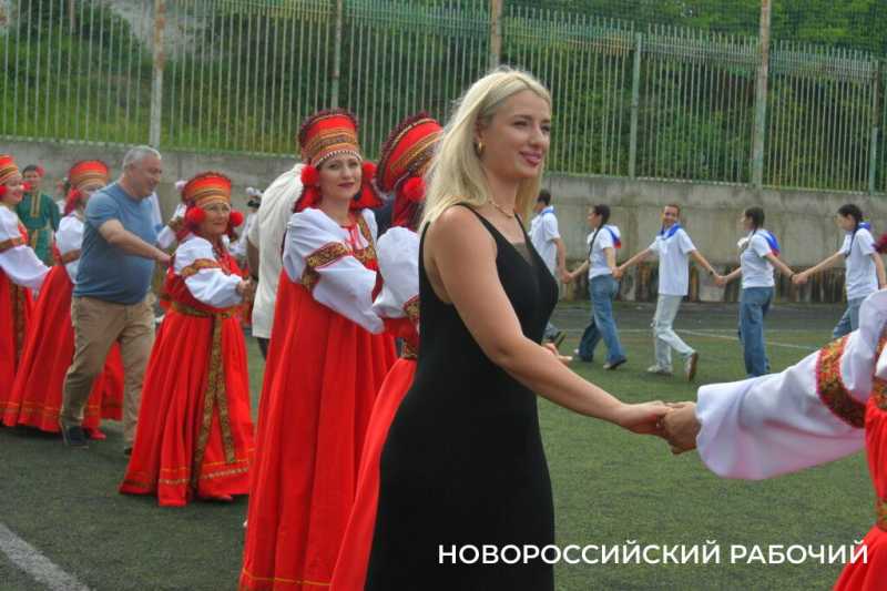120 килограммов плова приготовили в Новороссийске на празднике в честь Дня России