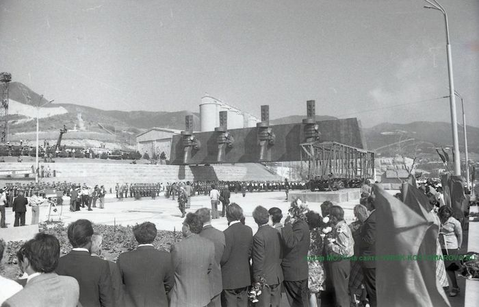 2 июня 1947 года в Новороссийске установили памятник «Растрелянный вагон»