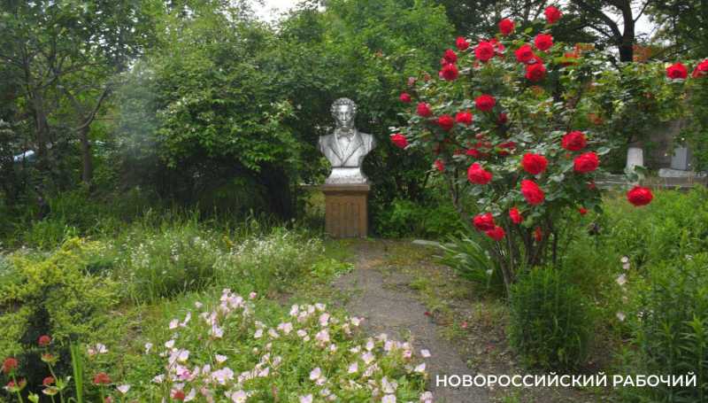 70 лет во дворе Новороссийска ухаживают за &laquo;собственным&raquo; бюстом Александра Пушкина