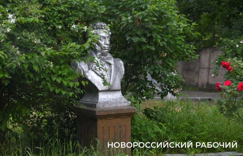 70 лет во дворе Новороссийска ухаживают за &laquo;собственным&raquo; бюстом Александра Пушкина