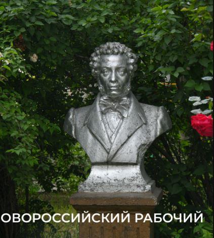 70 лет во дворе Новороссийска ухаживают за &laquo;собственным&raquo; бюстом Александра Пушкина