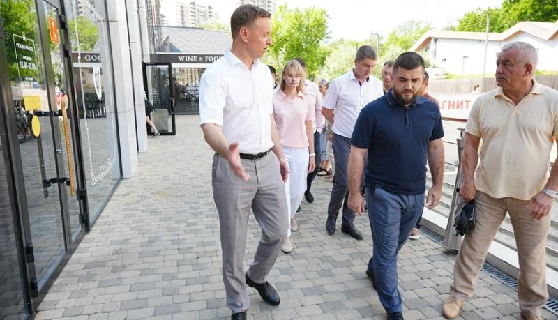 Андрей Кравченко провел обход парка им. М.В. Фрунзе и дал три месяца на исправление выявленных недочетов