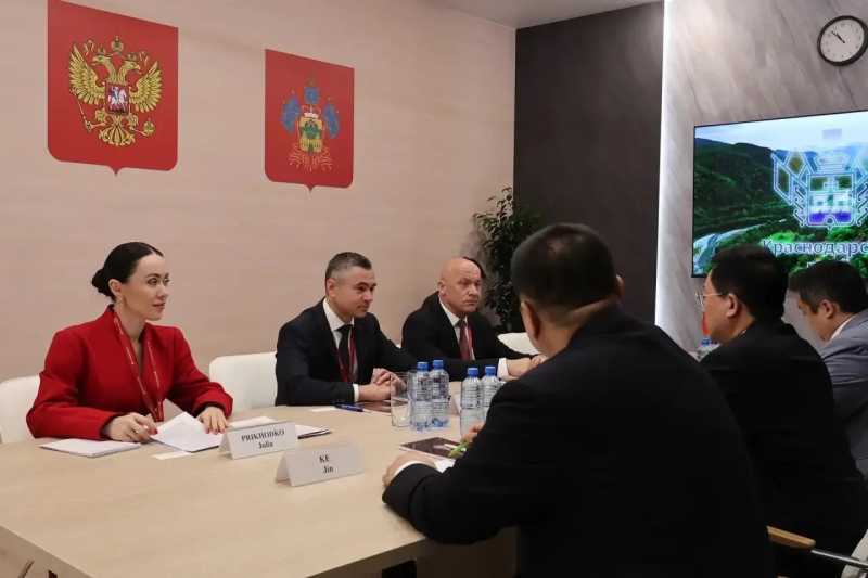 Делегация Краснодарского края на ПМЭФ-2026 провела встречу с президентом Союза китайских промышленников и предпринимателей