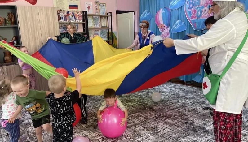 Дошколята Херсонской области получили от новороссийцев поздравления с Международным днем защиты детей, подарки и праздничную программу