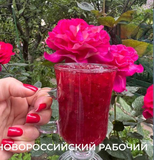 Хозяйки в Новороссийске варят правильное розовое варенье и всем советуют