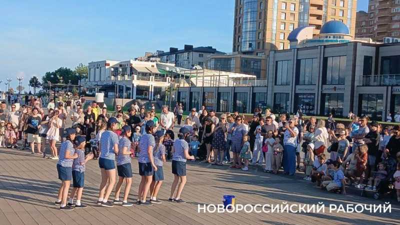 Июньскими вечерами набережная Новороссийска наполняется музыкой