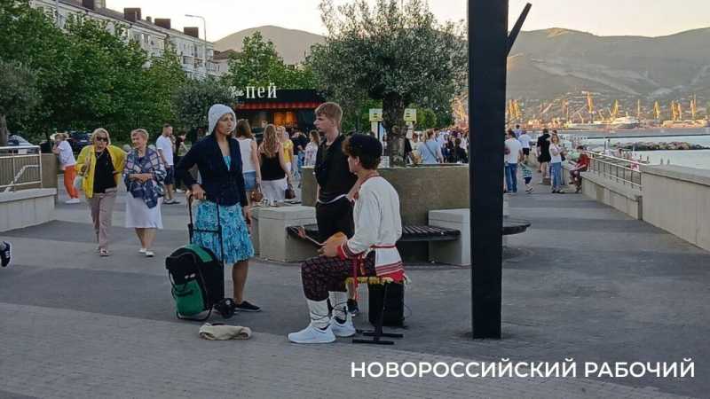 Июньскими вечерами набережная Новороссийска наполняется музыкой