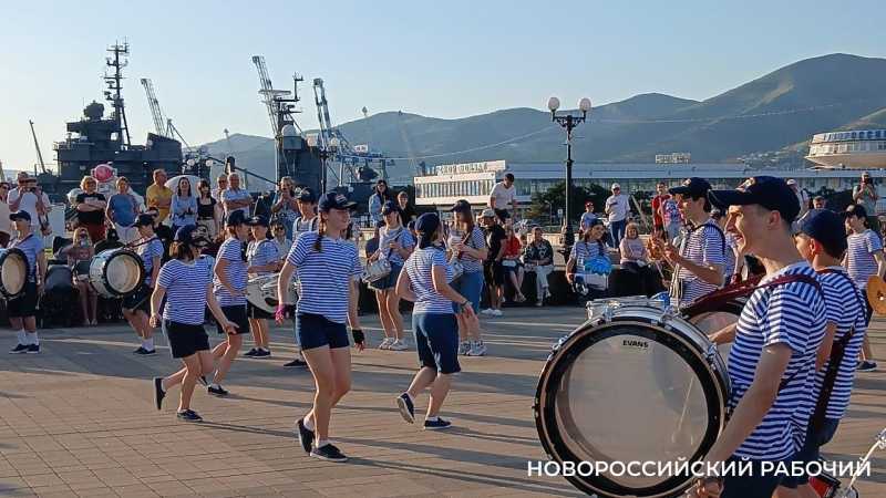 Июньскими вечерами набережная Новороссийска наполняется музыкой