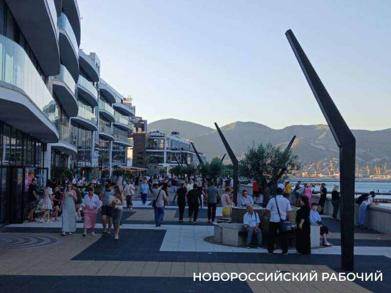 Июньскими вечерами набережная Новороссийска наполняется музыкой