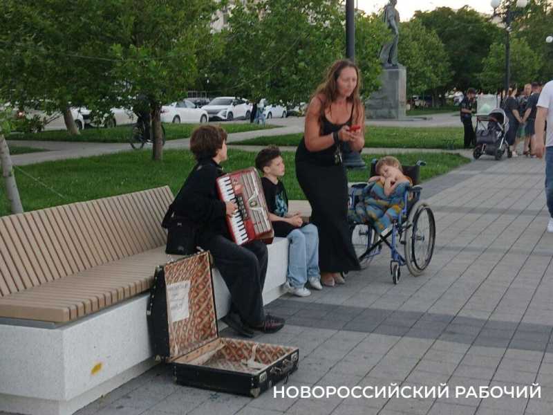 Июньскими вечерами набережная Новороссийска наполняется музыкой