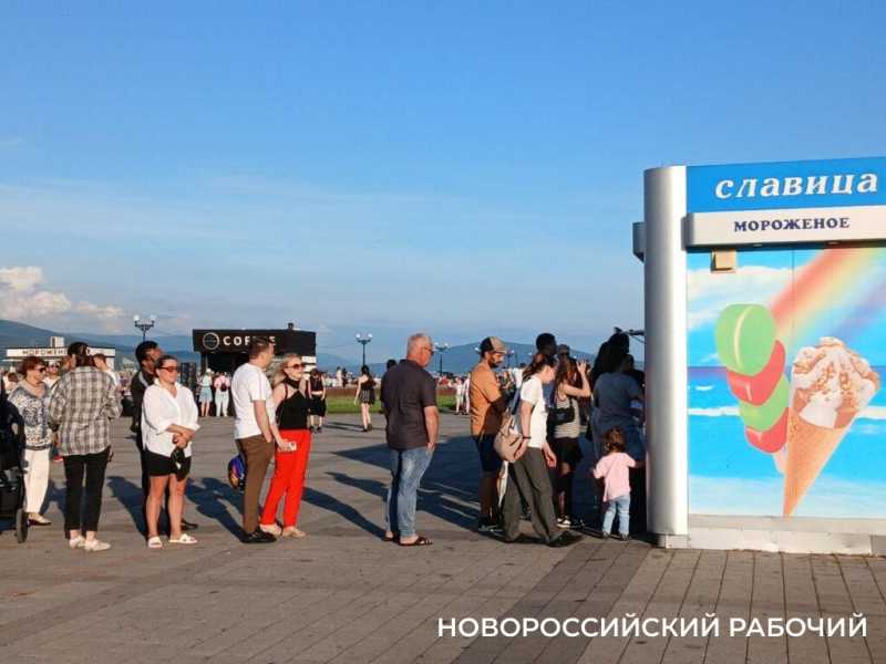 Июньскими вечерами набережная Новороссийска наполняется музыкой