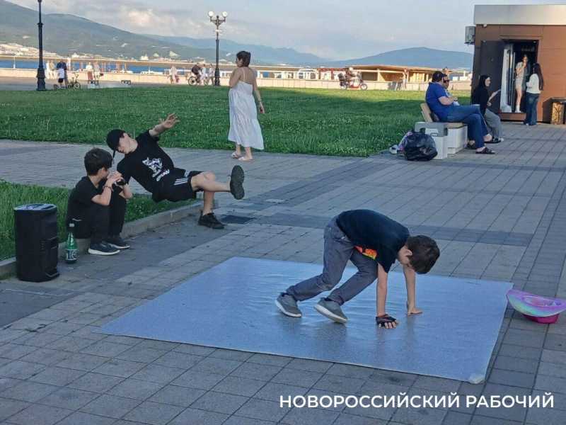 Июньскими вечерами набережная Новороссийска наполняется музыкой