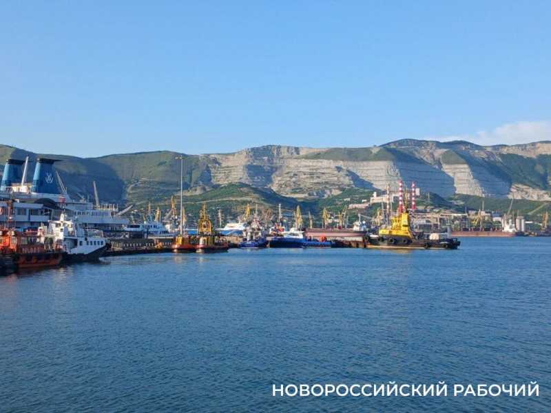 Июньскими вечерами набережная Новороссийска наполняется музыкой